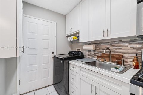 Condo in Miami, Florida, 1 bedroom  № 1356805 - photo 13