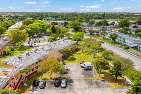 Condo in Miami, Florida, 1 bedroom  № 1356805 - photo 1