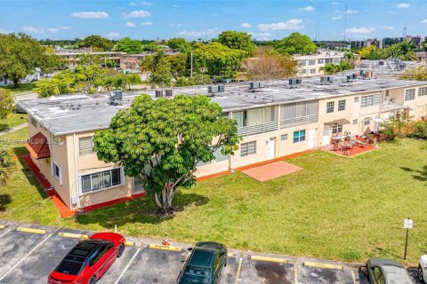 Condo in Miami, Florida, 1 bedroom  № 1356805 - photo 2