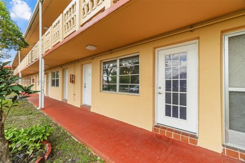 Condo in Miami, Florida, 1 bedroom  № 1356805 - photo 23