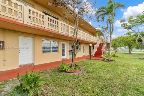 Condo in Miami, Florida, 1 bedroom  № 1356805 - photo 24