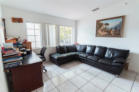 House in Miami Lakes, Florida 3 bedrooms, 160.35 sq.m. № 1241758 - photo 7