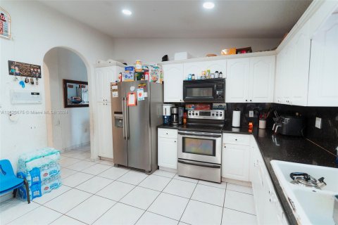 House in Miami Lakes, Florida 3 bedrooms, 160.35 sq.m. № 1241758 - photo 10