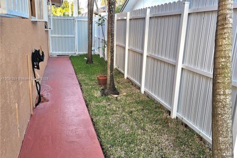 House in Miami, Florida 3 bedrooms, 194.44 sq.m. № 1293783 - photo 22