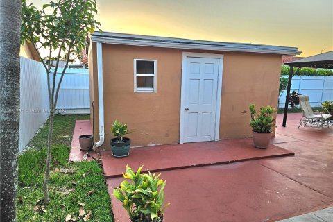 House in Miami, Florida 3 bedrooms, 194.44 sq.m. № 1293783 - photo 21