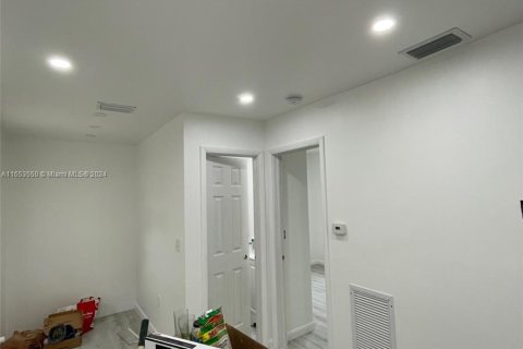 Propiedad comercial en venta en Miami, Florida, 255.67 m2 № 1348214 - foto 5