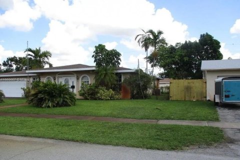 House in Plantation, Florida 3 bedrooms, 150.32 sq.m. № 1375834 - photo 3