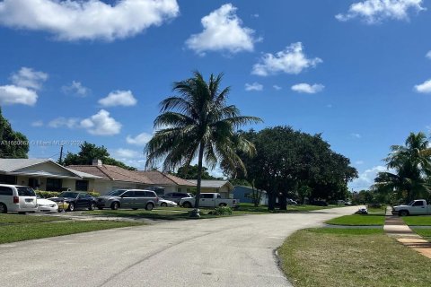 House in Plantation, Florida 3 bedrooms, 150.32 sq.m. № 1375834 - photo 10