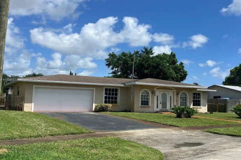 House in Plantation, Florida 3 bedrooms, 150.32 sq.m. № 1375834 - photo 6