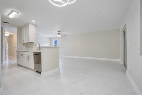 House in Fort Lauderdale, Florida 3 bedrooms, 147.71 sq.m. № 1236772 - photo 9