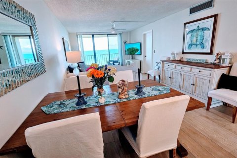 Condo in Hutchinson Island South, Florida, 2 bedrooms  № 1236688 - photo 17