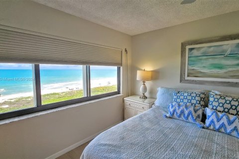 Condo in Hutchinson Island South, Florida, 2 bedrooms  № 1236688 - photo 19