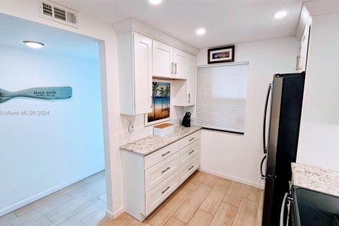 Condo in Hutchinson Island South, Florida, 2 bedrooms  № 1236688 - photo 11