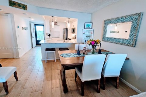 Condo in Hutchinson Island South, Florida, 2 bedrooms  № 1236688 - photo 16