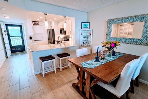 Condo in Hutchinson Island South, Florida, 2 bedrooms  № 1236688 - photo 15