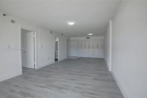 Condo in Miami Beach, Florida, 1 bedroom  № 1396992 - photo 8