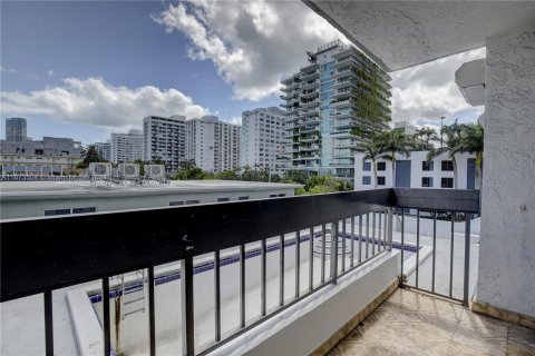 Condo in Miami Beach, Florida, 1 bedroom  № 1396992 - photo 9