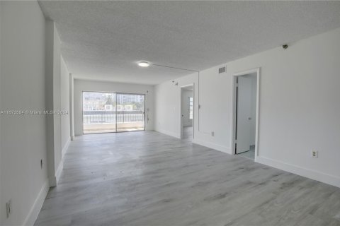 Condo in Miami Beach, Florida, 1 bedroom  № 1396992 - photo 7