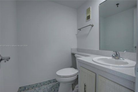 Condo in Miami Beach, Florida, 1 bedroom  № 1396992 - photo 11