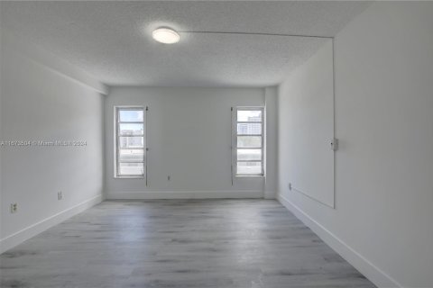 Condo in Miami Beach, Florida, 1 bedroom  № 1396992 - photo 13