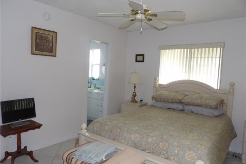 Condo in New Port Richey, Florida, 2 bedrooms  № 1344814 - photo 11