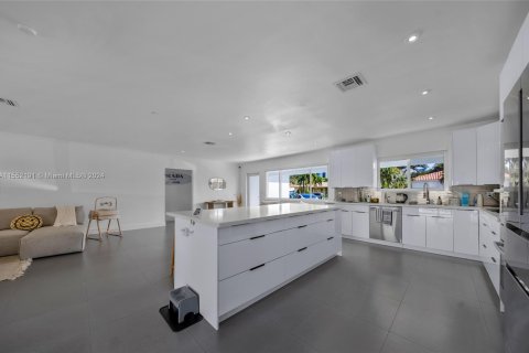 Casa en venta en Sunny Isles Beach, Florida, 3 dormitorios, 228.35 m2 № 1072017 - foto 11