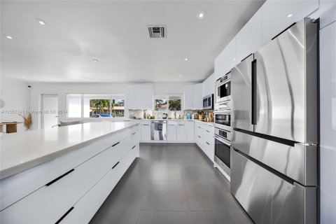 Casa en venta en Sunny Isles Beach, Florida, 3 dormitorios, 228.35 m2 № 1072017 - foto 15