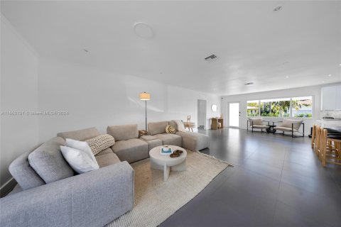Casa en venta en Sunny Isles Beach, Florida, 3 dormitorios, 228.35 m2 № 1072017 - foto 9