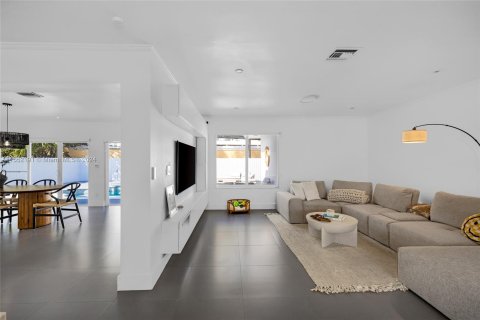 Casa en venta en Sunny Isles Beach, Florida, 3 dormitorios, 228.35 m2 № 1072017 - foto 7