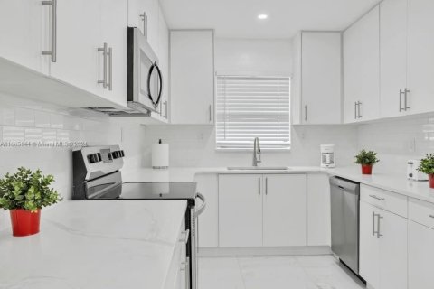 Casa en alquiler en North Miami, Florida, 3 dormitorios, 154.59 m2 № 1377436 - foto 26