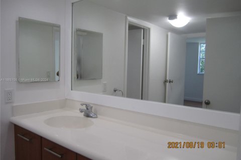 Condo in Miami, Florida, 1 bedroom  № 1377441 - photo 12