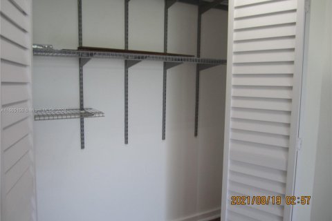 Condominio en alquiler en Miami, Florida, 1 dormitorio, 67.17 m2 № 1377441 - foto 11