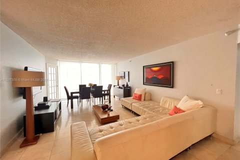 Condominio en venta en Sunny Isles Beach, Florida, 2 dormitorios, 160.72 m2 № 1021266 - foto 3