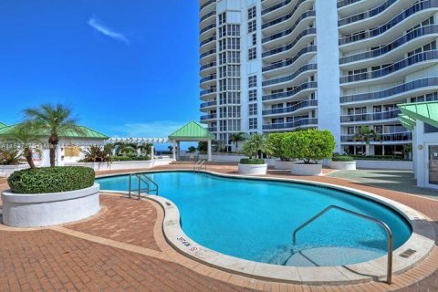 Condominio en venta en Sunny Isles Beach, Florida, 2 dormitorios, 160.72 m2 № 1021266 - foto 20