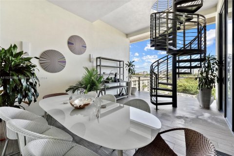 Condominio en alquiler en Miami, Florida, 5 dormitorios, 361.02 m2 № 1021268 - foto 8