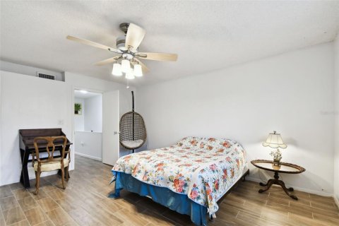 Townhouse in Saint Petersburg, Florida 2 bedrooms, 112.88 sq.m. № 1371015 - photo 25