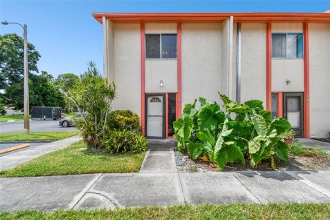 Townhouse in Saint Petersburg, Florida 2 bedrooms, 112.88 sq.m. № 1371015 - photo 1