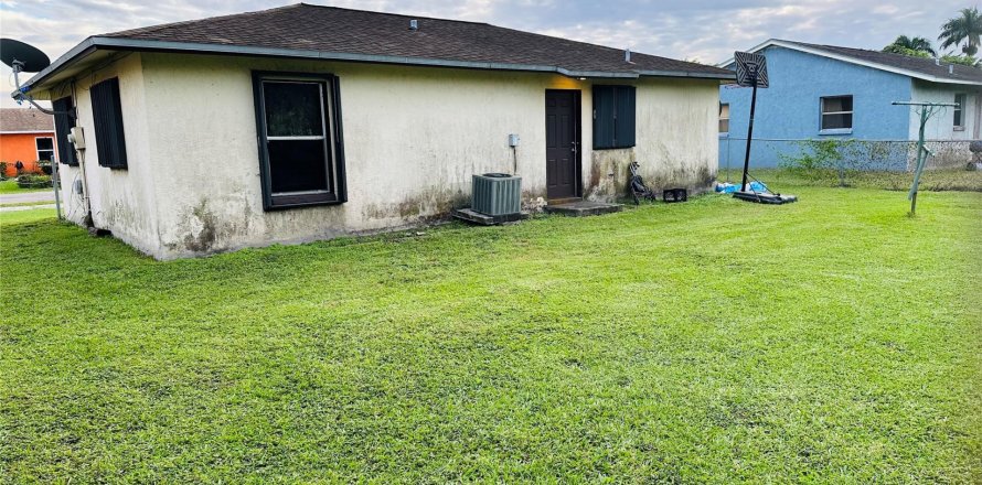 House in Pahokee, Florida 3 bedrooms, 92.9 sq.m. № 1049863