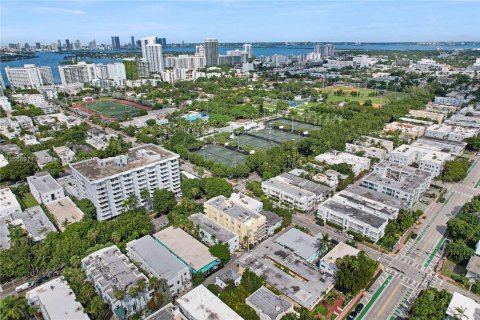 Condo in Miami Beach, Florida, 1 bedroom  № 1381552 - photo 9