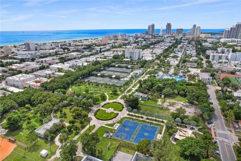 Condo in Miami Beach, Florida, 1 bedroom  № 1381552 - photo 1