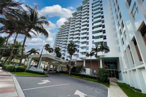 Studio in the Condo in Miami Beach, Florida  № 1058541 - photo 2