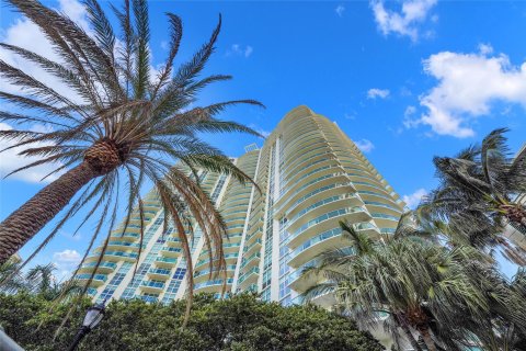 Condo in Fort Lauderdale, Florida, 3 bedrooms  № 1061153 - photo 1