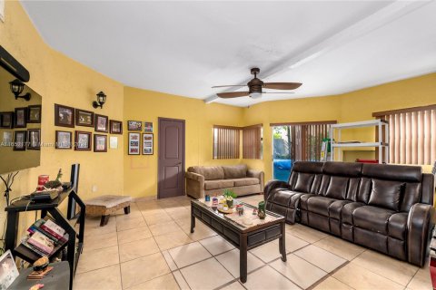 House in Miami, Florida 3 bedrooms, 153.85 sq.m. № 1347900 - photo 9