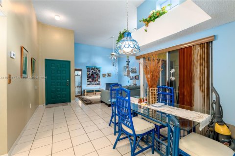 Casa en venta en Miami, Florida, 3 dormitorios, 153.85 m2 № 1347900 - foto 4