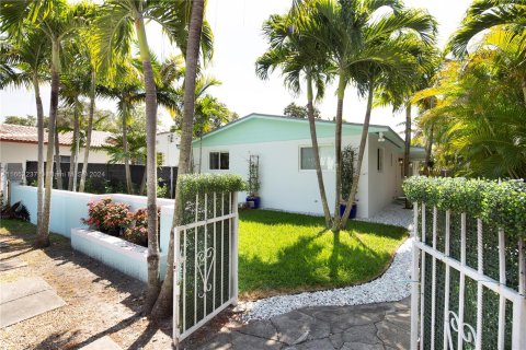 Casa en alquiler en Miami, Florida, 2 dormitorios, 92.9 m2 № 1347903 - foto 1