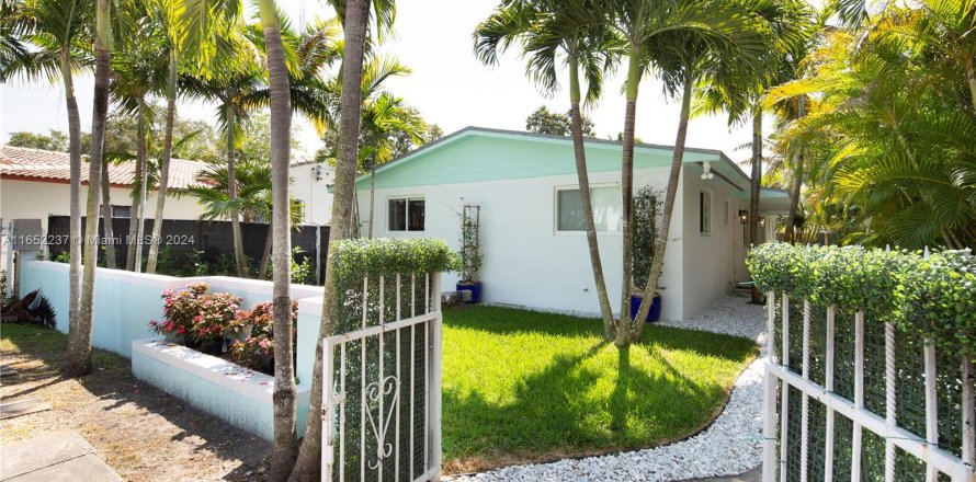 House in Miami, Florida 2 bedrooms, 92.9 sq.m. № 1347903