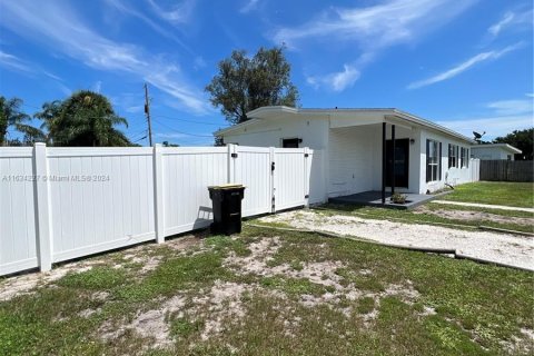 House in Palm Bay, Florida 3 bedrooms, 114.08 sq.m. № 1294589 - photo 30