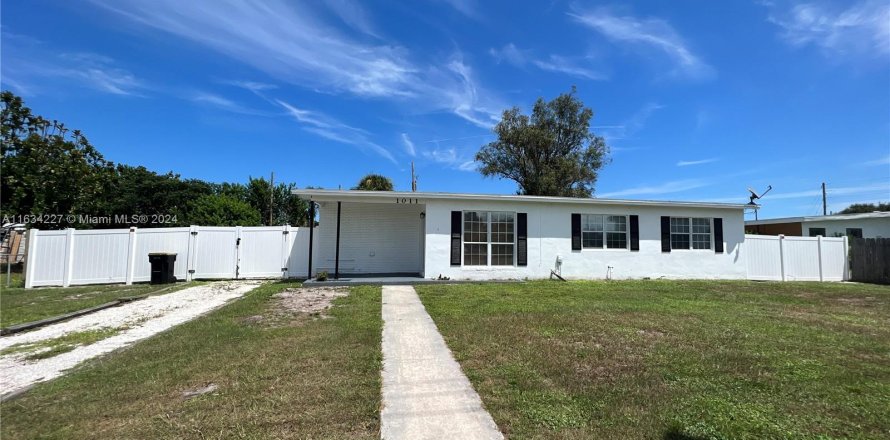 House in Palm Bay, Florida 3 bedrooms, 114.08 sq.m. № 1294589