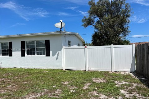 House in Palm Bay, Florida 3 bedrooms, 114.08 sq.m. № 1294589 - photo 25