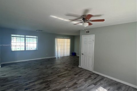 House in Palm Bay, Florida 3 bedrooms, 114.08 sq.m. № 1294589 - photo 6